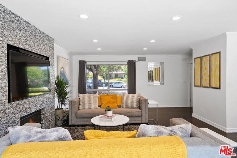 Photo 5 of 37 - 22334 Liberty Bell Rd, Calabasas, CA 91302