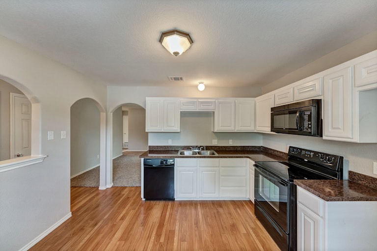 Photo 7 of 20 - 7374 Beckwood Dr, Fort Worth, TX 76112