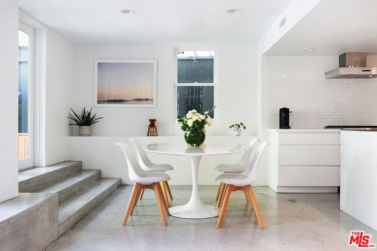 Photo 4 of 20 - 241 Windward Ave, Venice, CA 90291