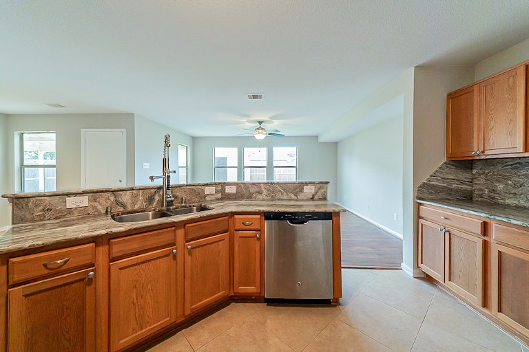 Photo 10 of 39 - 6926 Oleander Grove Way, Houston, TX 77049