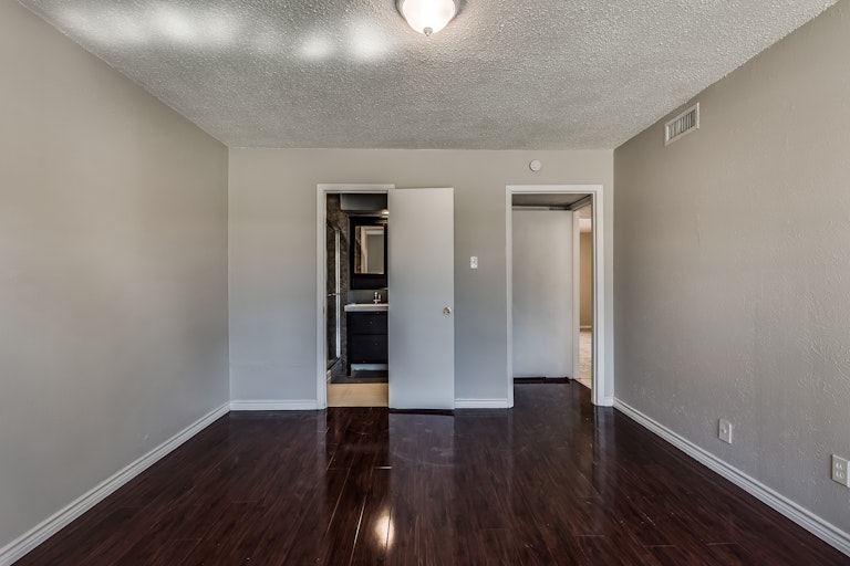 Photo 11 of 21 - 509 Valley Park Dr, Garland, TX 75043
