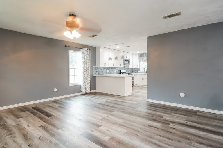 Photo 12 of 27 - 448 Gleneagles Dr, Friendswood, TX 77546