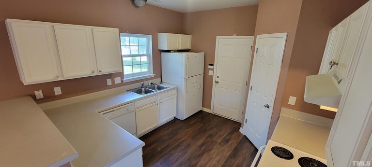 Photo 3 of 15 - 3120 Rendezvous Dr, Raleigh, NC 27610