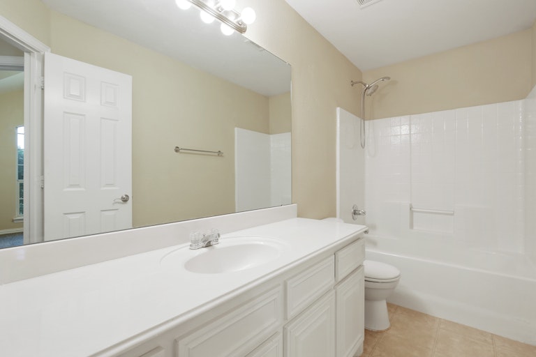Photo 14 of 25 - 1012 Micah Rd, Burleson, TX 76028