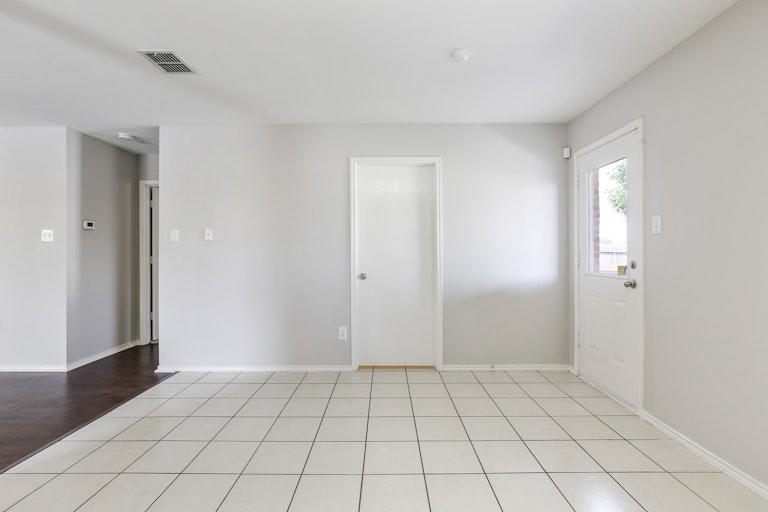Photo 10 of 26 - 16728 Woodside Dr, Justin, TX 76247