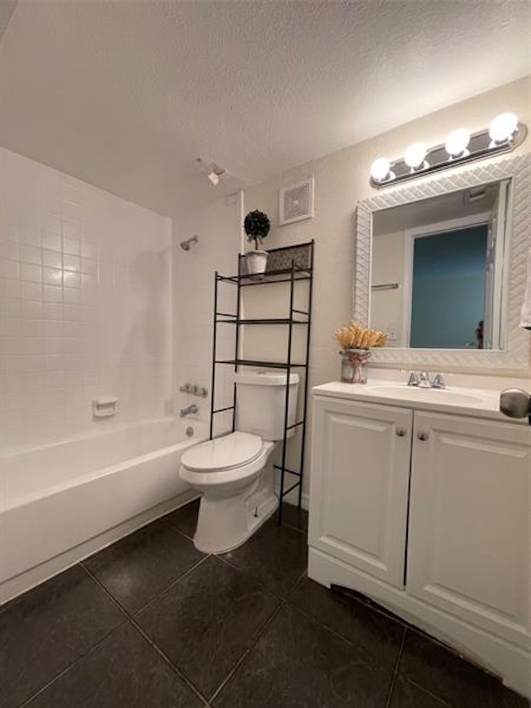 Photo 9 of 24 - 910 Lake Destiny Rd Unit C, Altamonte Springs, FL 32714