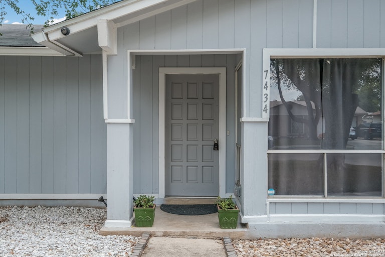 Photo 3 of 22 - 7434 Fieldgate Dr, San Antonio, TX 78227