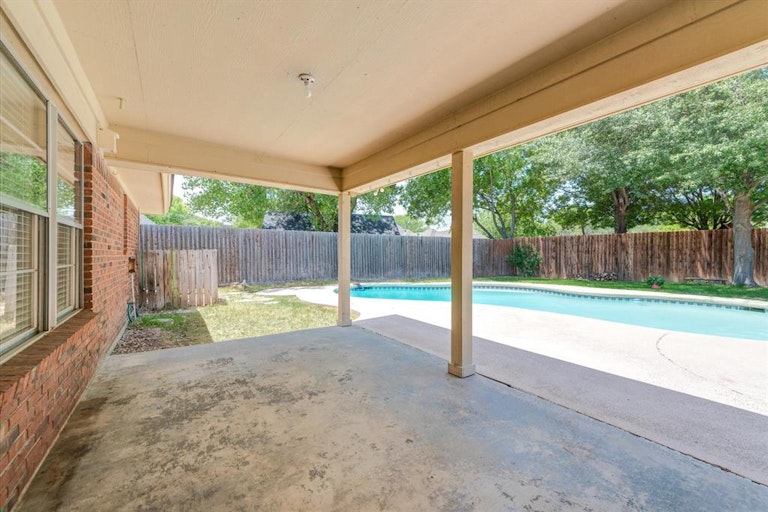 Photo 37 of 40 - 312 Greenbriar Ln, Colleyville, TX 76034