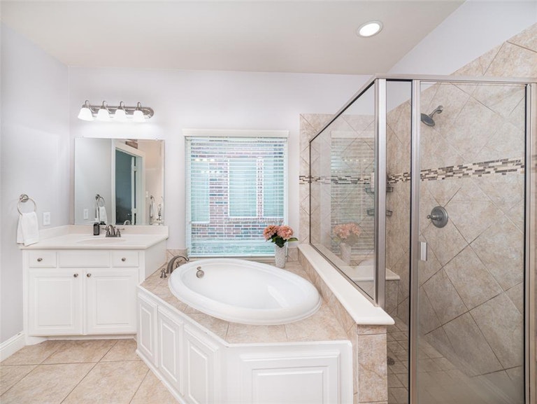 Photo 13 of 35 - 904 Auburn Ct, Savannah, TX 76227