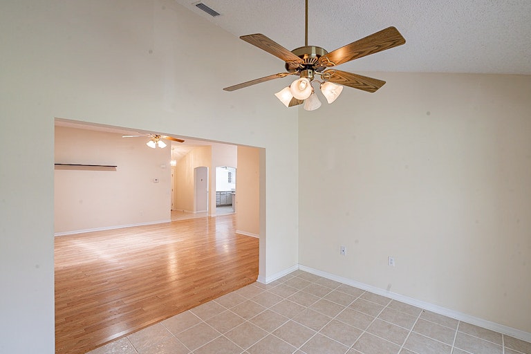 Photo 15 of 31 - 1044 Soledad Way, Lady Lake, FL 32159