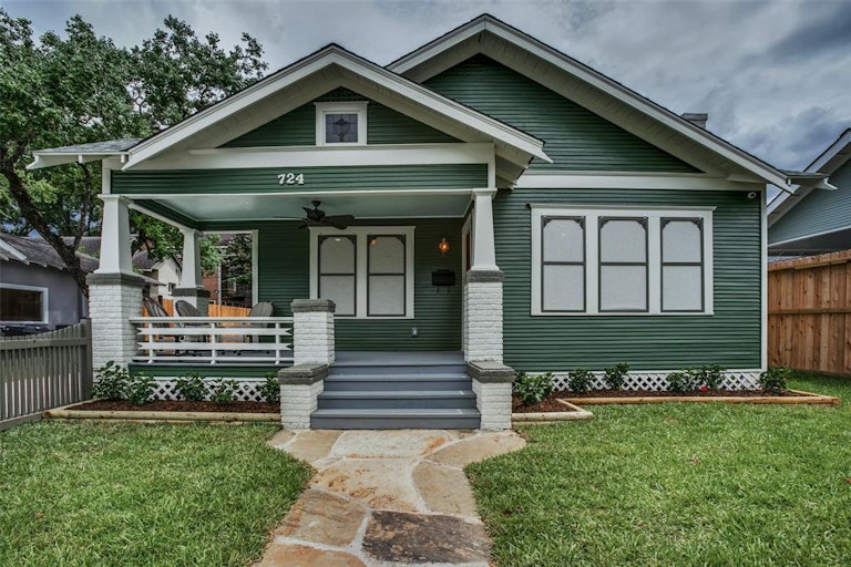 Photo 1 of 38 - 724 W Melwood St, Houston, TX 77009