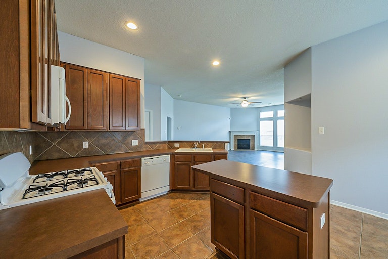 Photo 8 of 29 - 4115 Tree Mist Ct, Humble, TX 77346