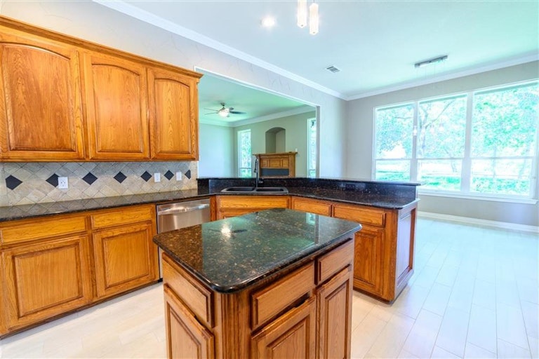 Photo 12 of 40 - 575 Chandler Dr, Aledo, TX 76008