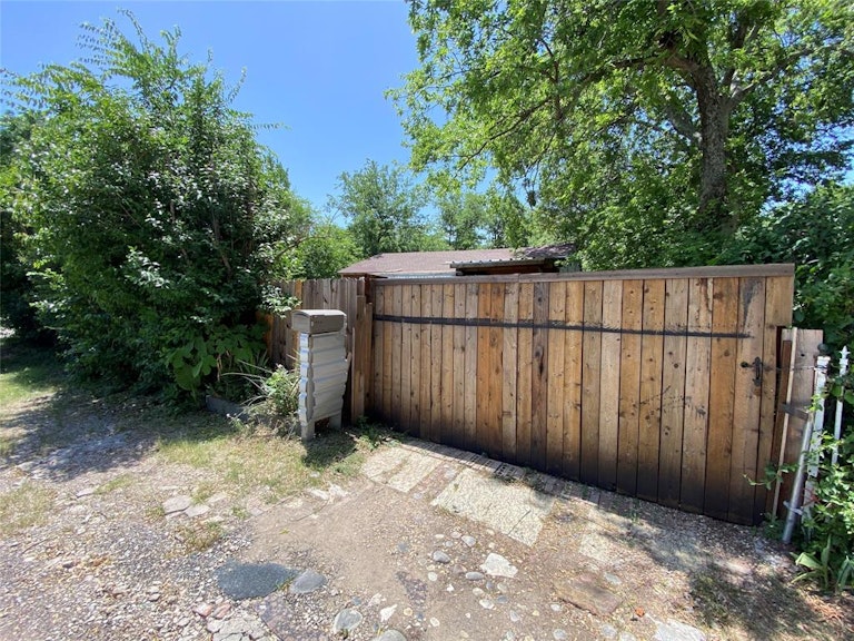 Photo 18 of 19 - 548 Elston Dr, Dallas, TX 75232
