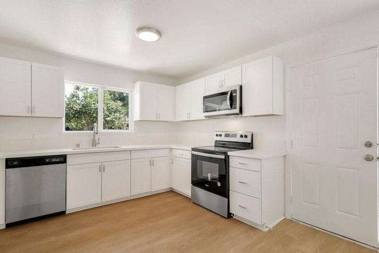Photo 3 of 20 - 3452 38th St, Sacramento, CA 95817