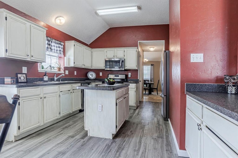 Photo 10 of 26 - 915 Felicia Ln, Arlington, TX 76017