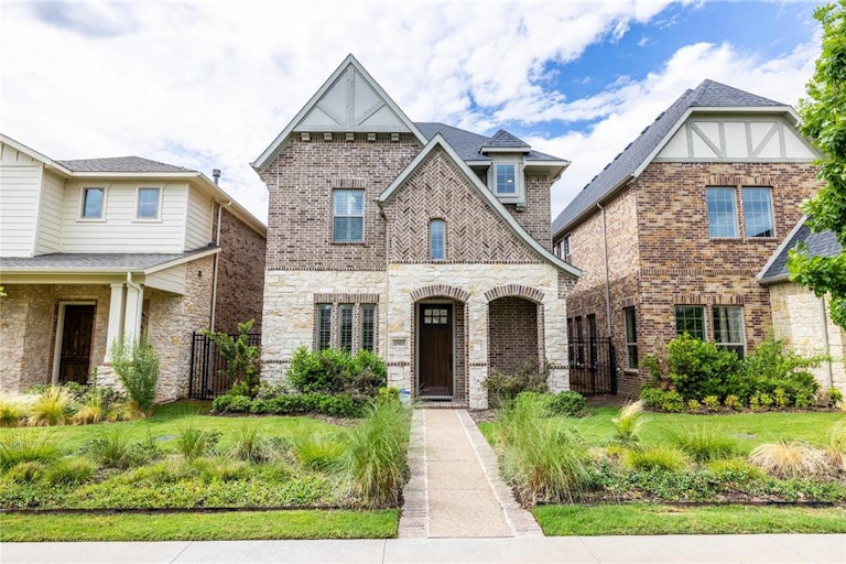 Photo 1 of 30 - 1503 English Blue Ln, Arlington, TX 76005