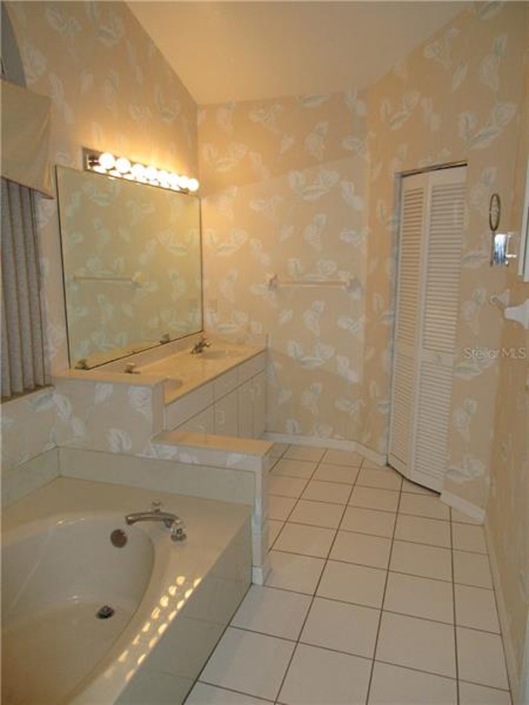 Photo 13 of 25 - 1448 Turnberry Dr, Venice, FL 34292