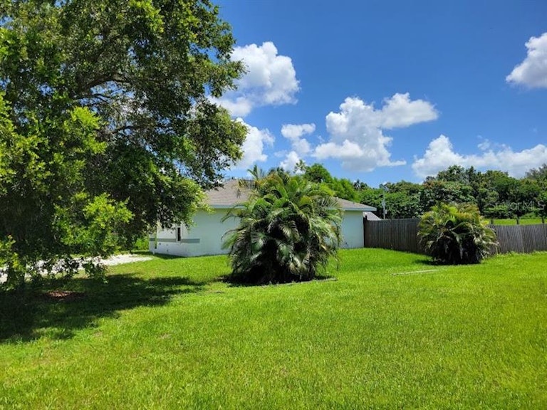 Photo 3 of 12 - 2506 1st Dr E, Palmetto, FL 34221