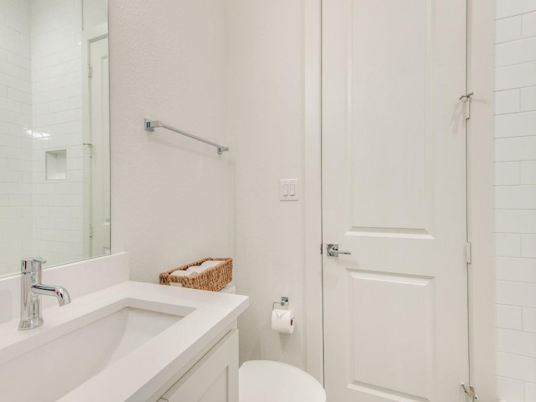 Photo 20 of 23 - 126 Garden Ct W, Arlington, TX 76013