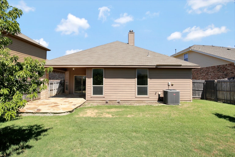Photo 5 of 27 - 9124 Oldwest Trl, Fort Worth, TX 76131
