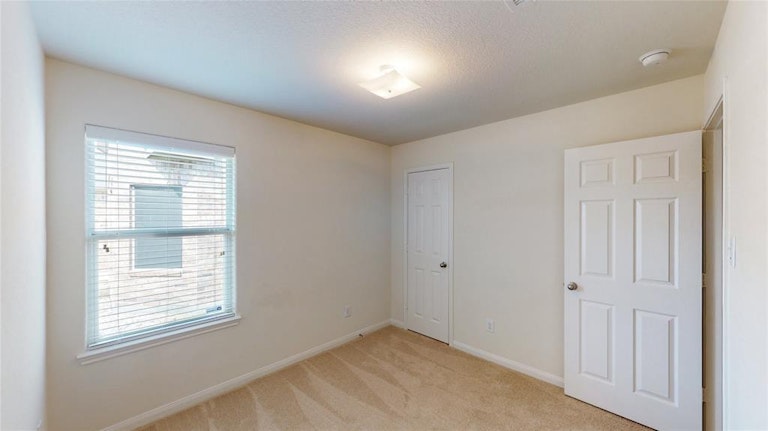 Photo 16 of 29 - 915 Marigold Rd, Baytown, TX 77521