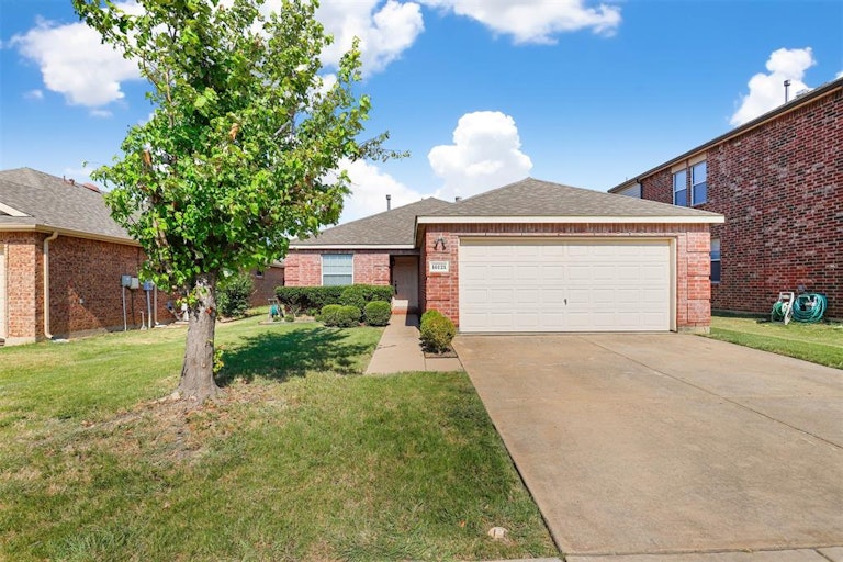 Photo 1 of 25 - 10121 Sourwood Dr, Fort Worth, TX 76244