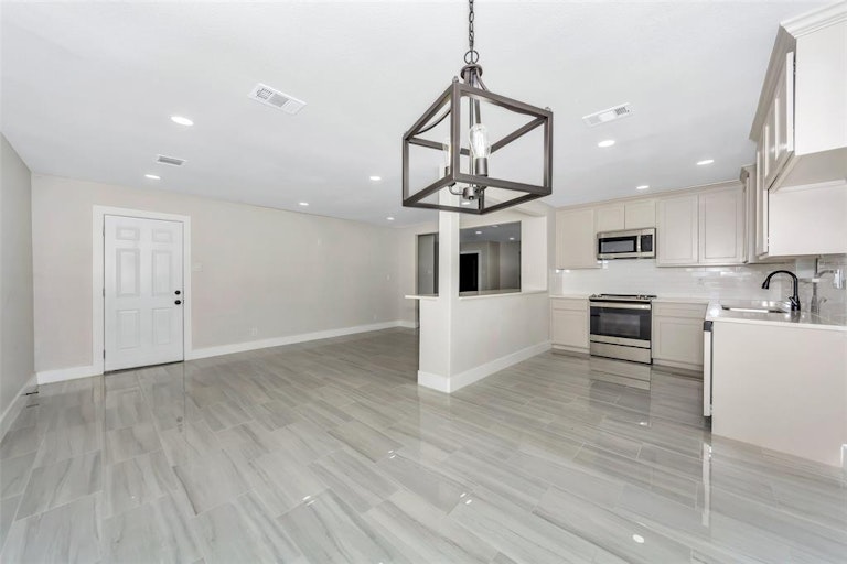 Photo 6 of 34 - 1341 Stafford Dr, Fort Worth, TX 76134