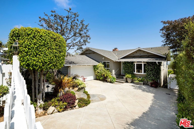Photo 4 of 54 - 16656 Linda Ter, Pacific Palisades, CA 90272
