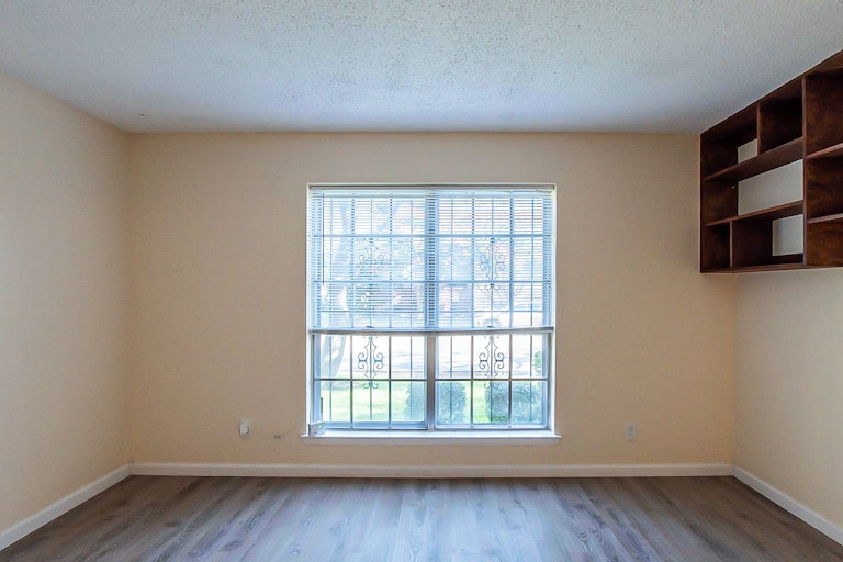 Photo 25 of 25 - 9326 Emberglow Ln, Dallas, TX 75243