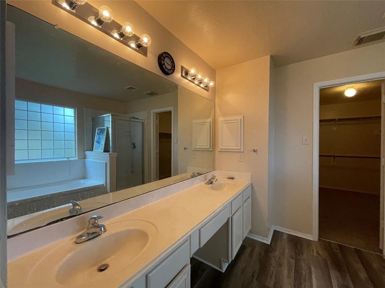 Photo 4 of 17 - 13103 Leader St, Houston, TX 77072