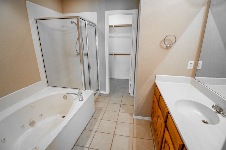 Photo 4 of 31 - 1337 Mimosa Ln, Lewisville, TX 75077