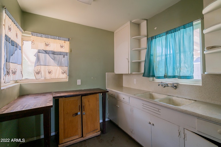 Photo 3 of 27 - 2311 W Colter St, Phoenix, AZ 85015