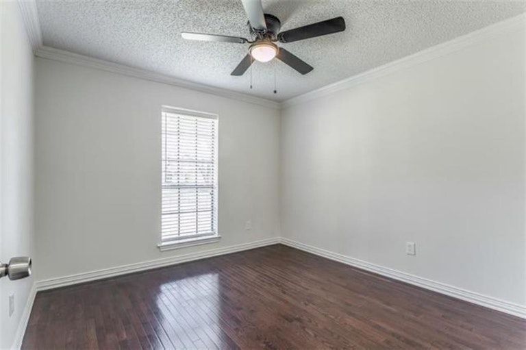 Photo 11 of 40 - 1112 Timber View Dr, Bedford, TX 76021
