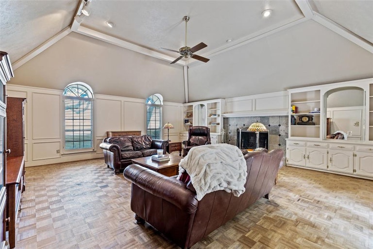 Photo 10 of 39 - 9710 Windledge Dr, Dallas, TX 75238