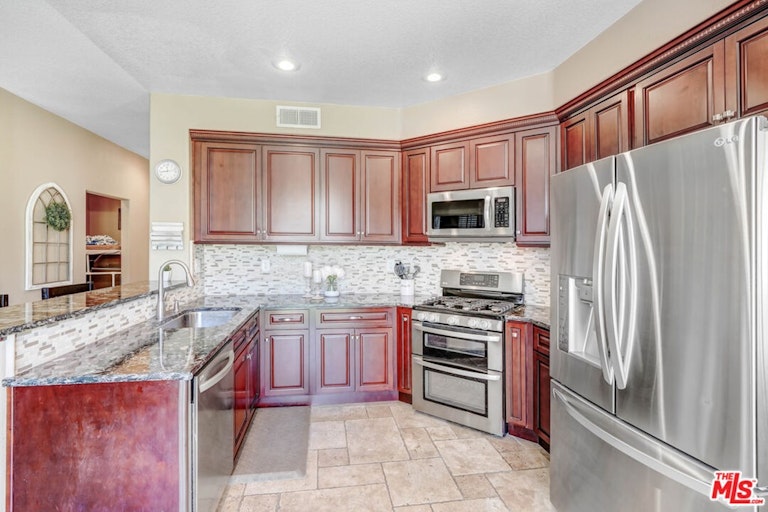 Photo 11 of 22 - 6635 Amersham Pl, Rancho Cucamonga, CA 91739