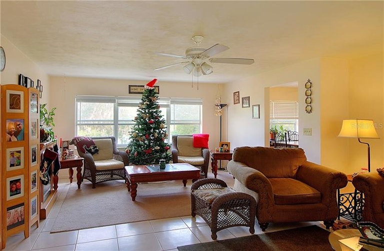Photo 5 of 19 - 245 E Beach St, Groveland, FL 34736