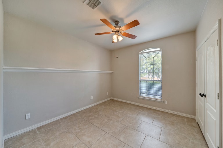 Photo 21 of 32 - 1105 NW Renfro St, Burleson, TX 76028