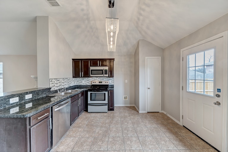 Photo 3 of 26 - 8904 Catalonia Dr, Dallas, TX 75217
