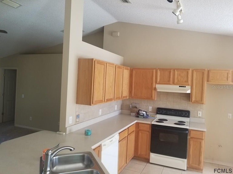 Photo 4 of 16 - 2 Regina Ln, Palm Coast, FL 32164
