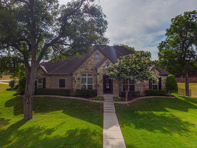 Photo 1 of 39 - 3911 Shiloh Trl, Midlothian, TX 76065