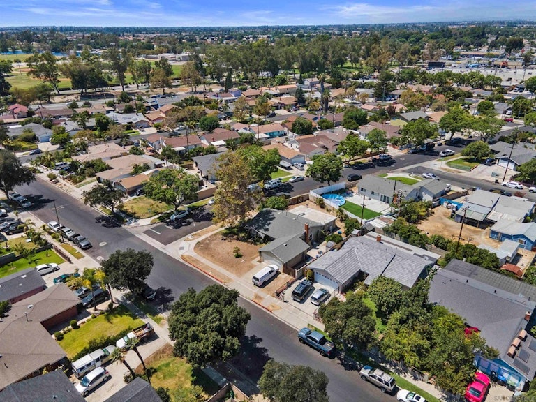 Photo 2 of 11 - 2701 W Saint Andrew Pl, Santa Ana, CA 92704
