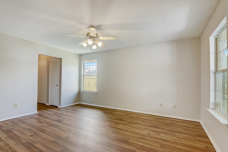 Photo 5 of 22 - 6814 Barrett Dr, Dallas, TX 75217