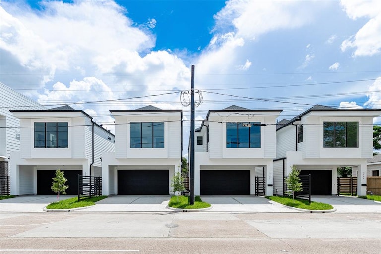 Photo 3 of 33 - 3410 Hardy St, Houston, TX 77009