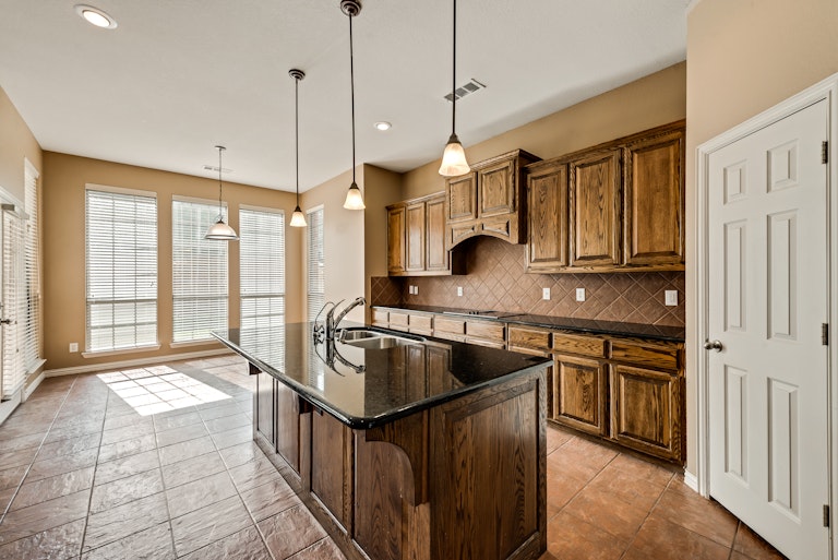 Photo 8 of 30 - 6947 Navigation Dr, Grand Prairie, TX 75054