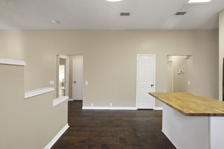 Photo 12 of 29 - 1145 Victoria Dr, Saginaw, TX 76131