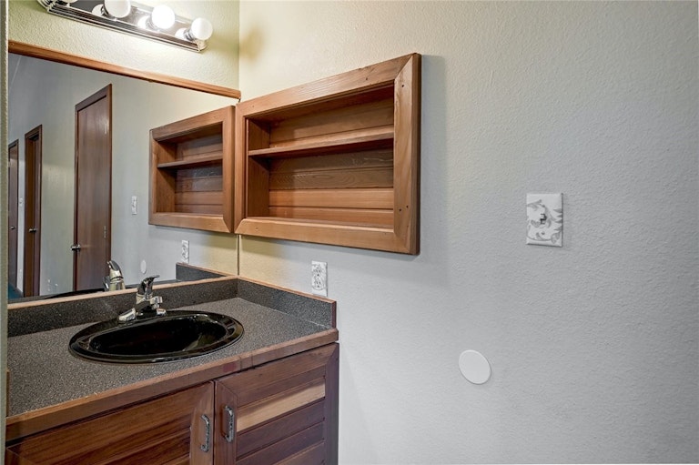 Photo 21 of 37 - 126 Deer Run Dr, Cedar Creek, TX 78612