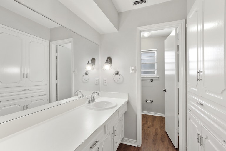 Photo 19 of 26 - 142 Bailey Dr, Desoto, TX 75115
