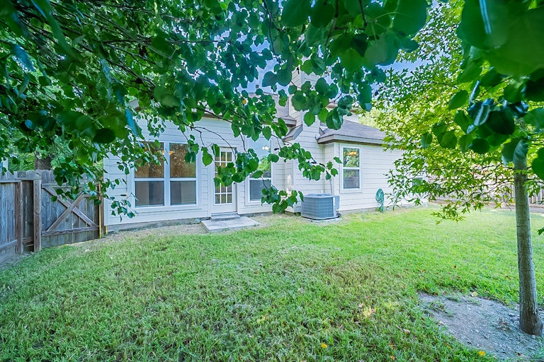 Photo 31 of 32 - 901 Grenshaw St, Houston, TX 77088