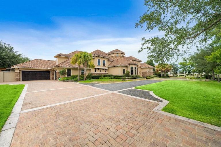 Photo 2 of 41 - 12 Retreat Blvd, Richmond, TX 77469